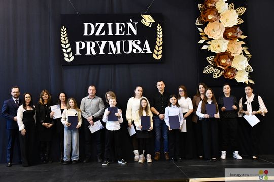 W Krasnymstawie uhonorowano uczniów, którzy wyróżnili się w nauce, sporcie i działalności artystycznej. W dniach 11 i 12 lutego w miejskich szkołach podstawowych odbyły się uroczystości wręczenia Stypendiów Dyrektora za pierwsze półrocze roku szkolnego 2025/2026.