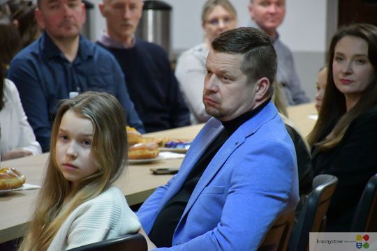 W Krasnymstawie uhonorowano uczniów, którzy wyróżnili się w nauce, sporcie i działalności artystycznej. W dniach 11 i 12 lutego w miejskich szkołach podstawowych odbyły się uroczystości wręczenia Stypendiów Dyrektora za pierwsze półrocze roku szkolnego 2025/2026.