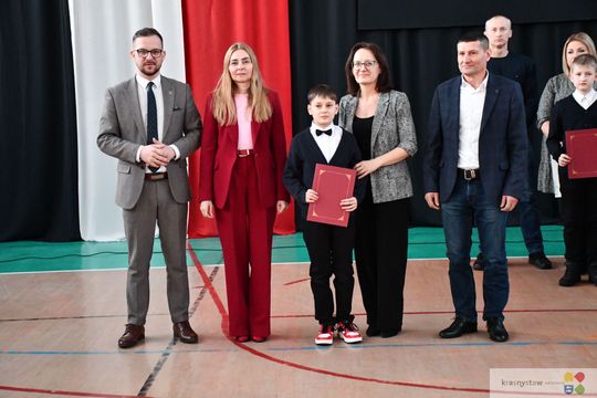 W Krasnymstawie uhonorowano uczniów, którzy wyróżnili się w nauce, sporcie i działalności artystycznej. W dniach 11 i 12 lutego w miejskich szkołach podstawowych odbyły się uroczystości wręczenia Stypendiów Dyrektora za pierwsze półrocze roku szkolnego 2025/2026.
