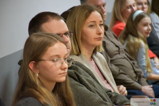 W Krasnymstawie uhonorowano uczniów, którzy wyróżnili się w nauce, sporcie i działalności artystycznej. W dniach 11 i 12 lutego w miejskich szkołach podstawowych odbyły się uroczystości wręczenia Stypendiów Dyrektora za pierwsze półrocze roku szkolnego 2025/2026.