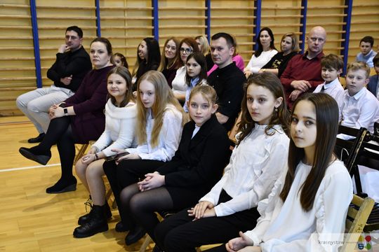 W Krasnymstawie uhonorowano uczniów, którzy wyróżnili się w nauce, sporcie i działalności artystycznej. W dniach 11 i 12 lutego w miejskich szkołach podstawowych odbyły się uroczystości wręczenia Stypendiów Dyrektora za pierwsze półrocze roku szkolnego 2025/2026.