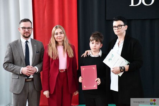 W Krasnymstawie uhonorowano uczniów, którzy wyróżnili się w nauce, sporcie i działalności artystycznej. W dniach 11 i 12 lutego w miejskich szkołach podstawowych odbyły się uroczystości wręczenia Stypendiów Dyrektora za pierwsze półrocze roku szkolnego 2025/2026.