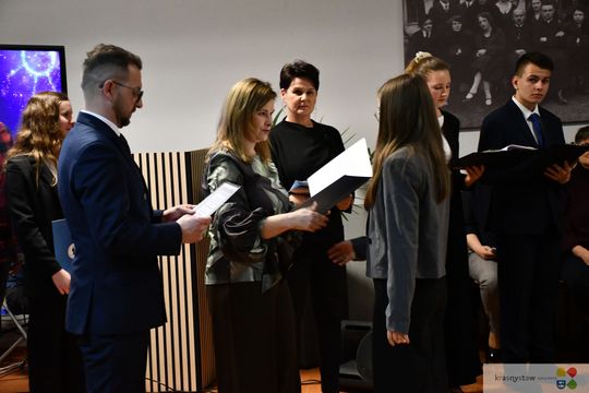 W Krasnymstawie uhonorowano uczniów, którzy wyróżnili się w nauce, sporcie i działalności artystycznej. W dniach 11 i 12 lutego w miejskich szkołach podstawowych odbyły się uroczystości wręczenia Stypendiów Dyrektora za pierwsze półrocze roku szkolnego 2025/2026.
