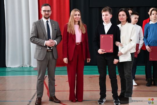 W Krasnymstawie uhonorowano uczniów, którzy wyróżnili się w nauce, sporcie i działalności artystycznej. W dniach 11 i 12 lutego w miejskich szkołach podstawowych odbyły się uroczystości wręczenia Stypendiów Dyrektora za pierwsze półrocze roku szkolnego 2025/2026.
