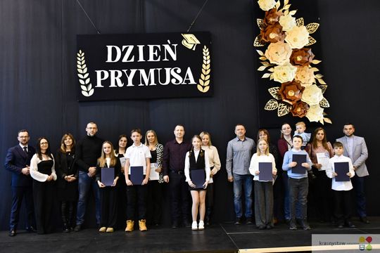 W Krasnymstawie uhonorowano uczniów, którzy wyróżnili się w nauce, sporcie i działalności artystycznej. W dniach 11 i 12 lutego w miejskich szkołach podstawowych odbyły się uroczystości wręczenia Stypendiów Dyrektora za pierwsze półrocze roku szkolnego 2025/2026.