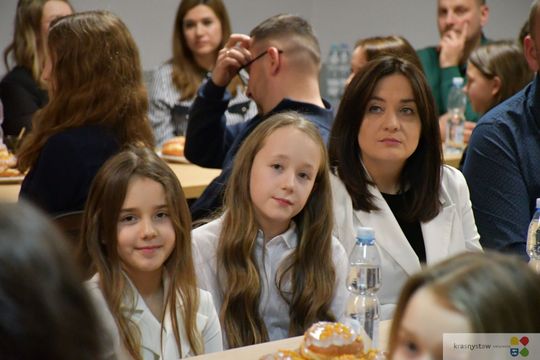 W Krasnymstawie uhonorowano uczniów, którzy wyróżnili się w nauce, sporcie i działalności artystycznej. W dniach 11 i 12 lutego w miejskich szkołach podstawowych odbyły się uroczystości wręczenia Stypendiów Dyrektora za pierwsze półrocze roku szkolnego 2025/2026.