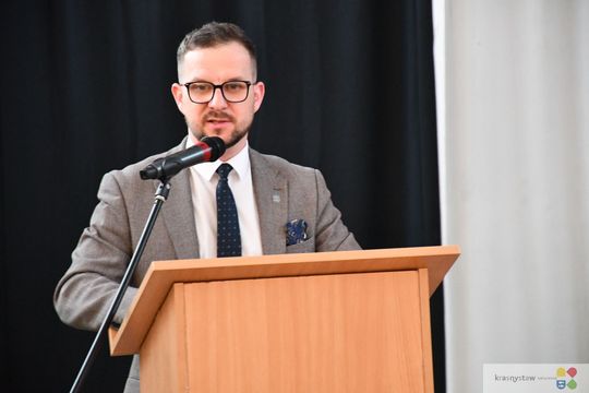 W Krasnymstawie uhonorowano uczniów, którzy wyróżnili się w nauce, sporcie i działalności artystycznej. W dniach 11 i 12 lutego w miejskich szkołach podstawowych odbyły się uroczystości wręczenia Stypendiów Dyrektora za pierwsze półrocze roku szkolnego 2025/2026.