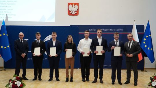Najlepsi uczniowie powiatu krasnostawskiego z prestiżowymi stypendiami [GALERIA ZDJĘĆ] 