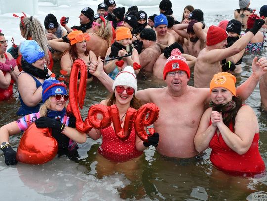 Miłość do zimna łączy ich od dekady. Jubileuszowy zlot morsów u Krasnostawskich Karpi [GALERIA ZDJĘĆ]