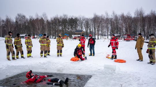 Na ratunek pod lodem. Zimowe ćwiczenia służb w Żółtańcach [GALERIA ZDJĘĆ]