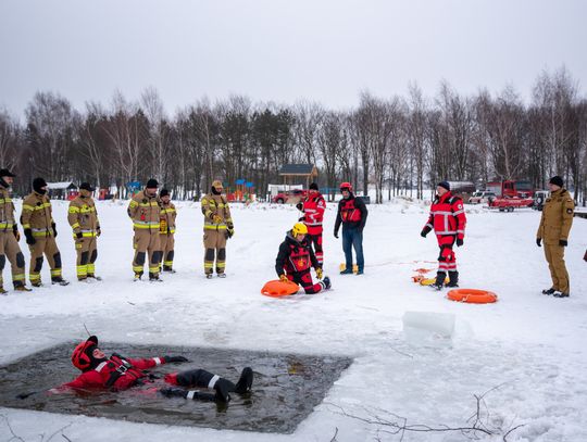Na ratunek pod lodem. Zimowe ćwiczenia służb w Żółtańcach [GALERIA ZDJĘĆ]