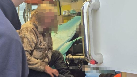 Leżeli na płonącej kanapie, tylko policjantom zawdzięczają życie [ZDJĘCIA]