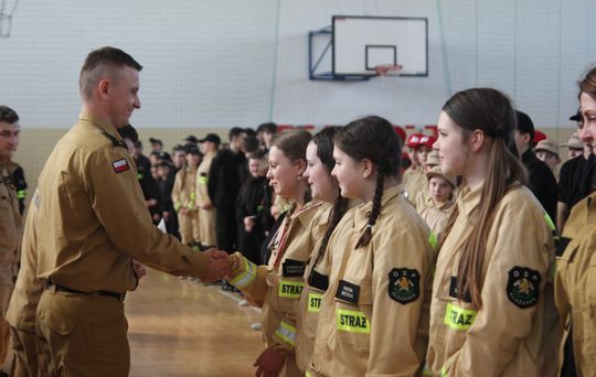 Pow. krasnostawski. Pierwsze Powiatowe Halowe Zawody MDP: 29 drużyn rywalizowało na torze przeszkód! [GALERIA ZDJĘĆ]