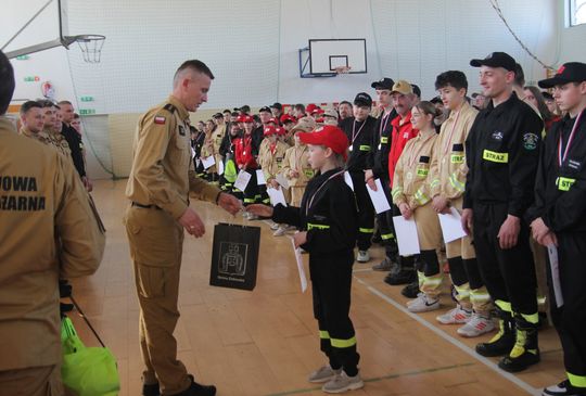 Pow. krasnostawski. Pierwsze Powiatowe Halowe Zawody MDP: 29 drużyn rywalizowało na torze przeszkód! [GALERIA ZDJĘĆ]