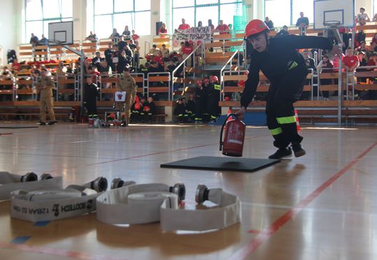 Pow. krasnostawski. Pierwsze Powiatowe Halowe Zawody MDP: 29 drużyn rywalizowało na torze przeszkód! [GALERIA ZDJĘĆ]