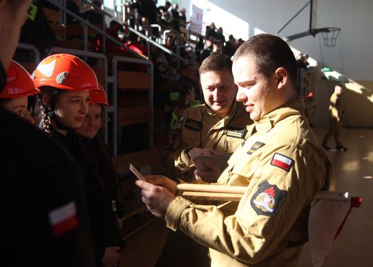 Pow. krasnostawski. Pierwsze Powiatowe Halowe Zawody MDP: 29 drużyn rywalizowało na torze przeszkód! [GALERIA ZDJĘĆ]