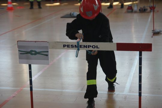 Pow. krasnostawski. Pierwsze Powiatowe Halowe Zawody MDP: 29 drużyn rywalizowało na torze przeszkód! [GALERIA ZDJĘĆ]