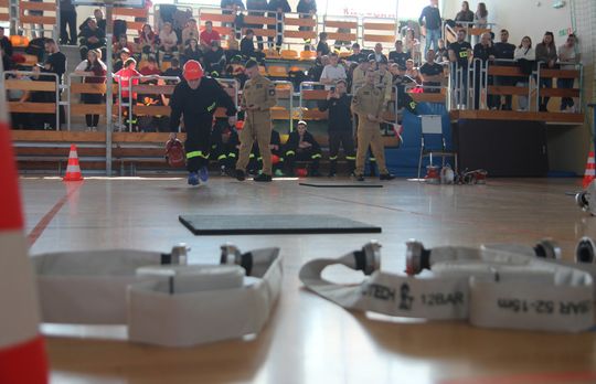 Pow. krasnostawski. Pierwsze Powiatowe Halowe Zawody MDP: 29 drużyn rywalizowało na torze przeszkód! [GALERIA ZDJĘĆ]