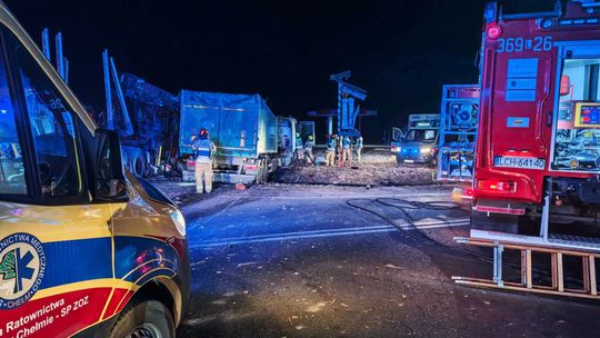 Zderzenie ciężarówek w Łowczy. Po jednego z kierowców przyleciało LPR [ZDJĘCIA]