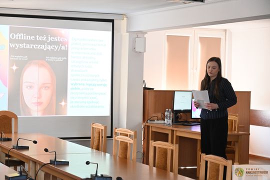 Pow. krasnostawski. Młodzież mówi o presji internetu. Spotkanie z laureatką Olimpiady Zdrowia PCK [GALERIA ZDJĘĆ]