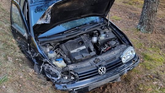 Groźny wypadek. Fiat 126p rozpadł się na dwie części! W środku był 7-latek [ZDJĘCIA]