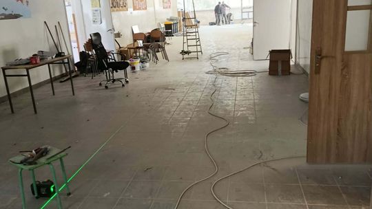 Miotły, ścierki i worki na gruz. Tak sprzątano sale w SP nr 8 [ZDJĘCIA]