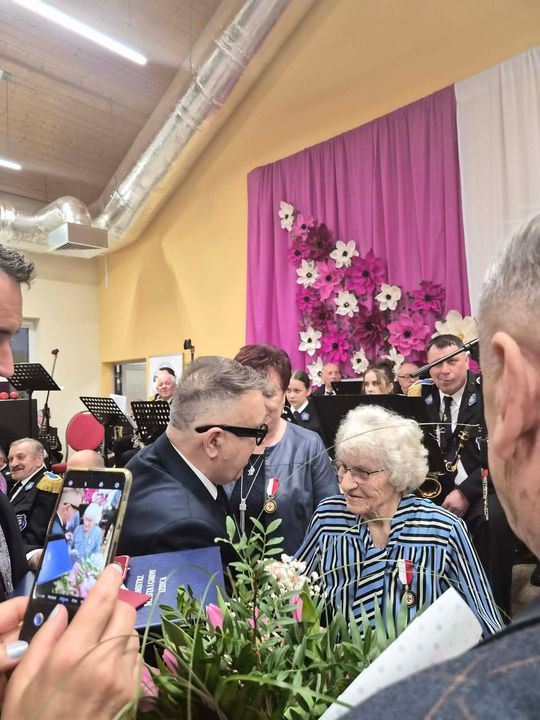 Gm. Izbica. Medale dla mieszkanek aktywnie wspierających gminę [GALERIA ZDJĘĆ]