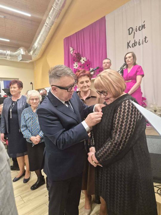 Gm. Izbica. Medale dla mieszkanek aktywnie wspierających gminę [GALERIA ZDJĘĆ]