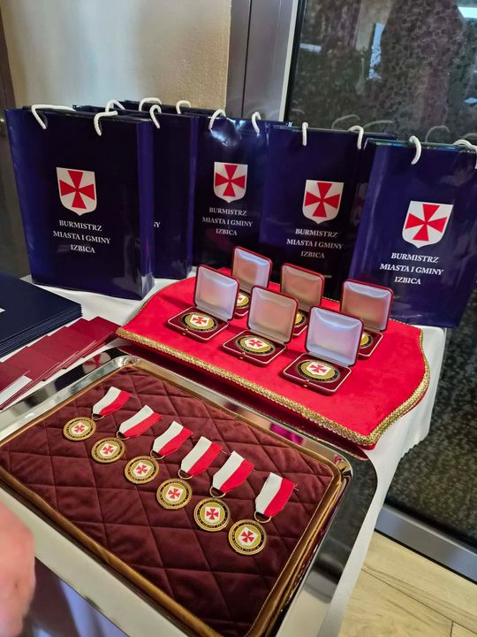 Gm. Izbica. Medale dla mieszkanek aktywnie wspierających gminę [GALERIA ZDJĘĆ]