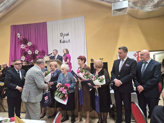 Gm. Izbica. Medale dla mieszkanek aktywnie wspierających gminę [GALERIA ZDJĘĆ]