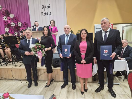 Gm. Izbica. Medale dla mieszkanek aktywnie wspierających gminę [GALERIA ZDJĘĆ]