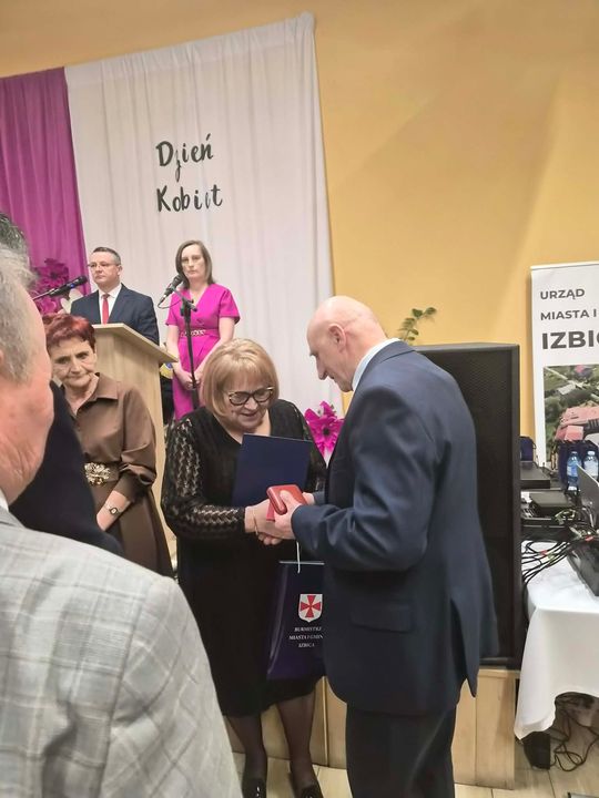 Gm. Izbica. Medale dla mieszkanek aktywnie wspierających gminę [GALERIA ZDJĘĆ]
