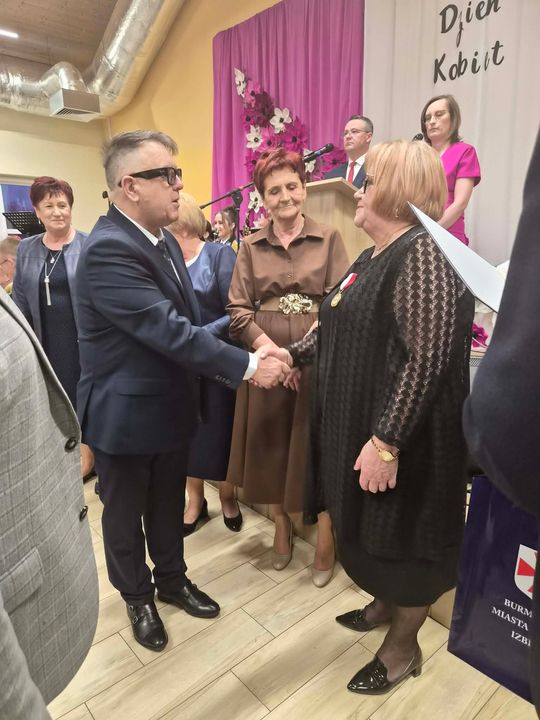 Gm. Izbica. Medale dla mieszkanek aktywnie wspierających gminę [GALERIA ZDJĘĆ]