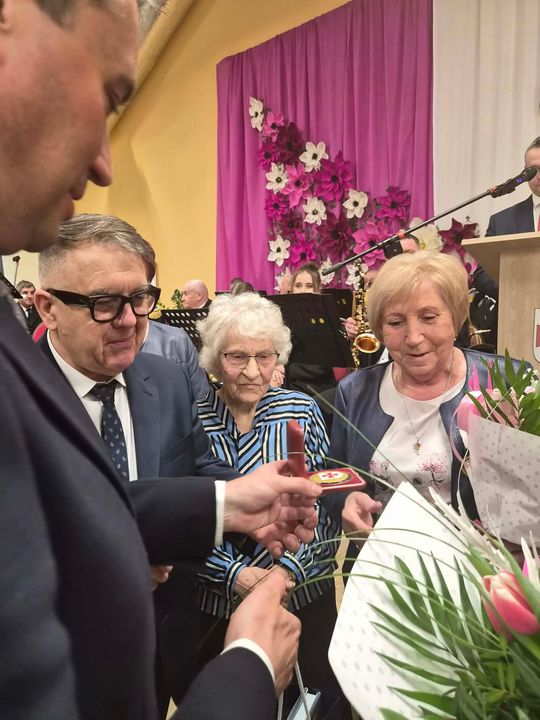 Gm. Izbica. Medale dla mieszkanek aktywnie wspierających gminę [GALERIA ZDJĘĆ]