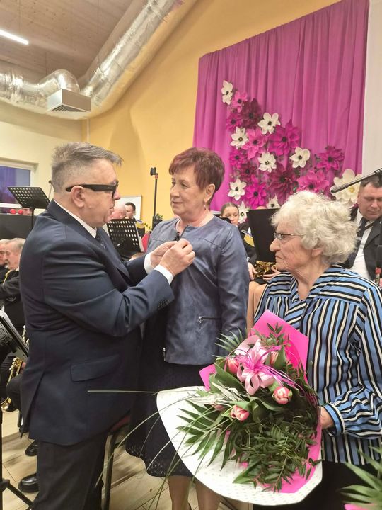 Gm. Izbica. Medale dla mieszkanek aktywnie wspierających gminę [GALERIA ZDJĘĆ]