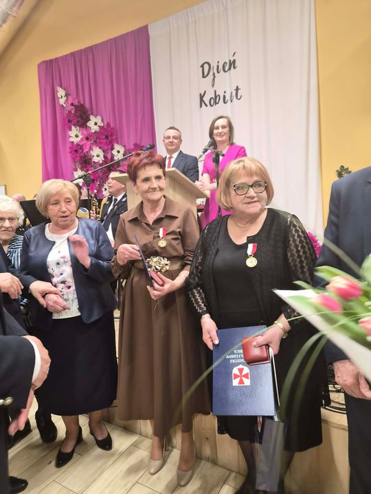 Gm. Izbica. Medale dla mieszkanek aktywnie wspierających gminę [GALERIA ZDJĘĆ]