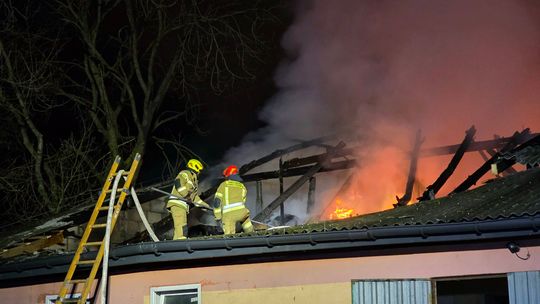 Wielogodzinna akcja strażaków w Zawadówce. Straty sięgają 300 tysięcy złotych [ZDJĘCIA]