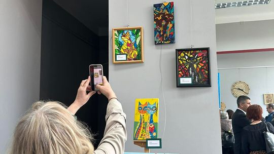 Sztuka, która mówi więcej niż słowa – wyjątkowa wystawa WTZ w Chełmie