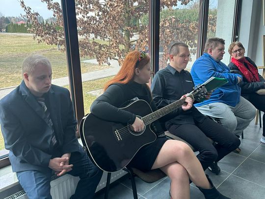 Sztuka, która mówi więcej niż słowa – wyjątkowa wystawa WTZ w Chełmie