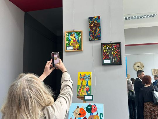 Sztuka, która mówi więcej niż słowa – wyjątkowa wystawa WTZ w Chełmie