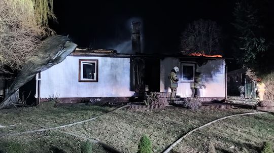 Gm. Rudnik. Pożar domu w Płonce Poleśnej. Jedna osoba trafiła do szpitala [GALERIA ZDJĘĆ] 