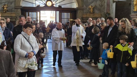 Wielka Sobota. Święcenie pokarmów w Parafia pw. Rozesłania Świętych Apostołów w Chełmie [ZDJĘCIA]