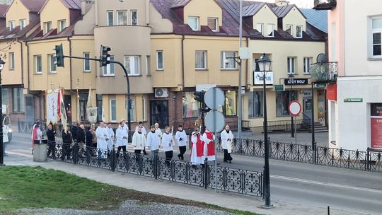 Niedziela Wielkanocna. Procesja rezurekcyjna w Parafii pw. Rozesłania Świętych Apostołów w Chełmie [GALERIA ZDJIĘĆ]