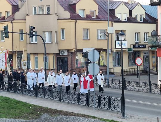 Niedziela Wielkanocna. Procesja rezurekcyjna w Parafii pw. Rozesłania Świętych Apostołów w Chełmie [GALERIA ZDJIĘĆ]