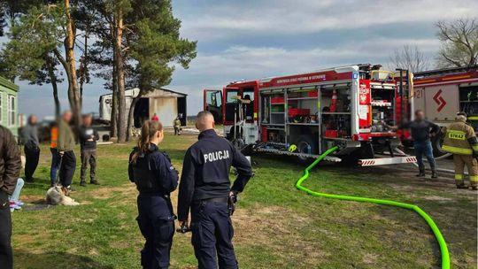 Groźny pożar w gminie Dorohusk. Płonęła hala i sześć pojazdów [ZDJĘCIA]
