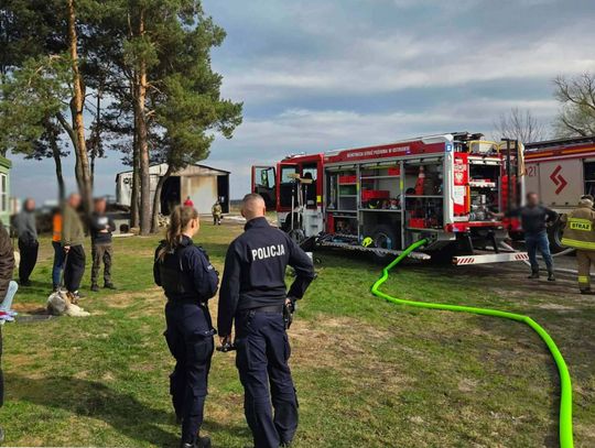 Groźny pożar w gminie Dorohusk. Płonęła hala i sześć pojazdów [ZDJĘCIA]