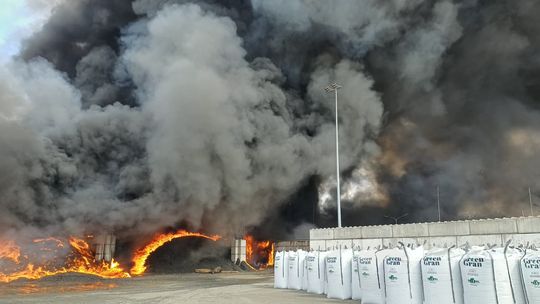 Gigantyczny pożar firmy recyklingowej. Chełmscy strażacy ponad dobę walczyli z żywiołem [ZDJĘCIA]