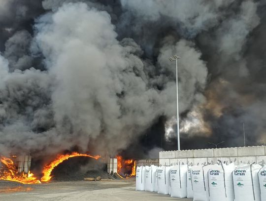 Gigantyczny pożar firmy recyklingowej. Chełmscy strażacy ponad dobę walczyli z żywiołem [ZDJĘCIA]