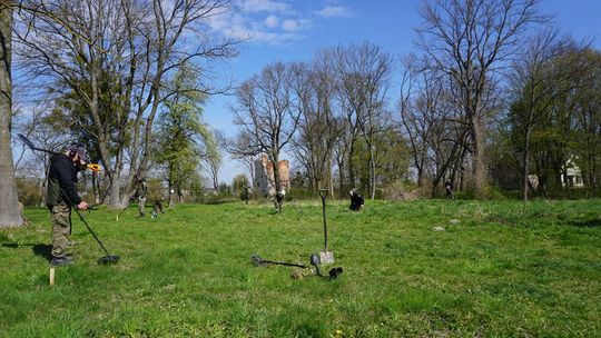 Pierwszy etap badań archeologicznych na zamku w Krupem rozpoczęty, ale to dopiero początek dłuższej drogi... [GALERIA ZDJĘĆ]