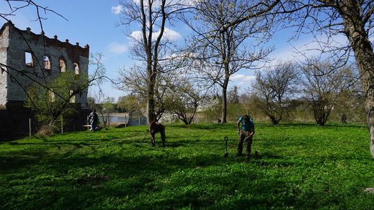 Pierwszy etap badań archeologicznych na zamku w Krupem rozpoczęty, ale to dopiero początek dłuższej drogi... [GALERIA ZDJĘĆ]
